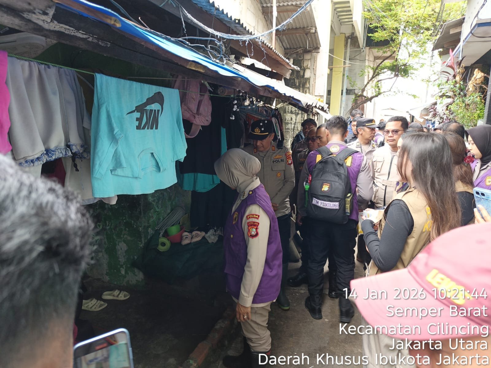 Lebih Dekat Melihat Kinerja Tim Trauma Healing Polri Bersama Relawan UI Hadir Bersama Warga Pascabanjir di Cilincing