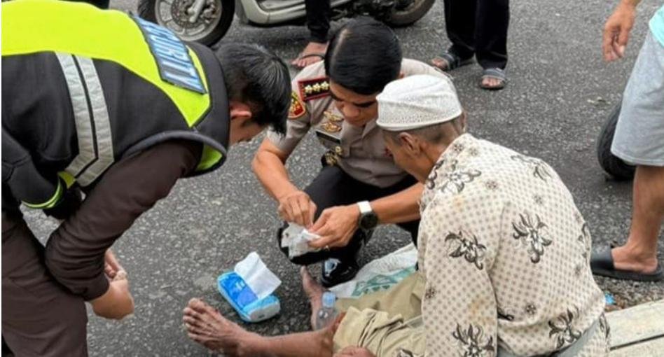 Halo Dunia : Aksi Kapolresta Banyuwangi Menolong Kakek Penjual Nangka Korban Kecelakaan