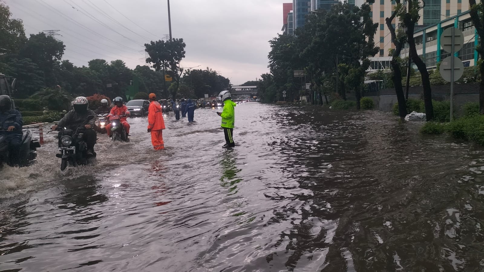 Blogger Polri : Indonesia News : Sapulidi News : Banjir Rendam Sejumlah Ruas Jalan Jakarta, Brimob–Lantas–Polair PMJ Bergerak Cepat, Polri Siagakan 128.247 Personel Secara Nasional
