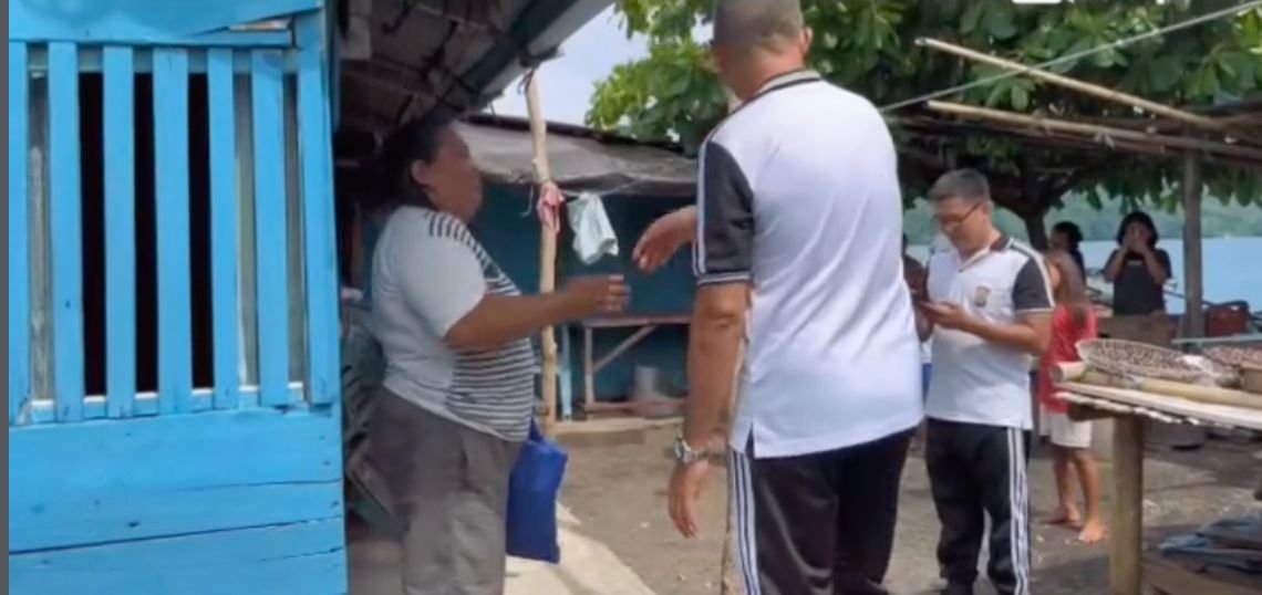 Personel Dit Polairud Polda Sulut Salurkan Bantuan Sosial untuk Masyarakat Pesisir di Tandurusa Bitung